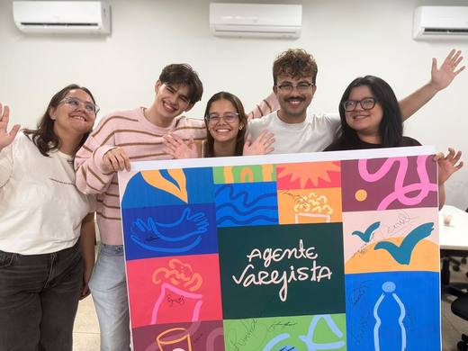 Equipe do projeto Agente Varejista com o painel do trabalho