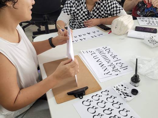 Exercício de caligrafia com pena, na disciplina de Tipografia
