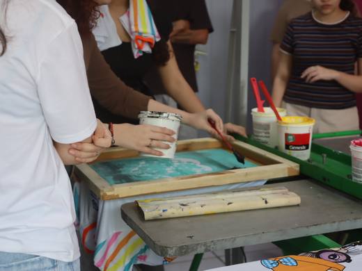 Impressão em serigrafia no Laboratório de Impressão