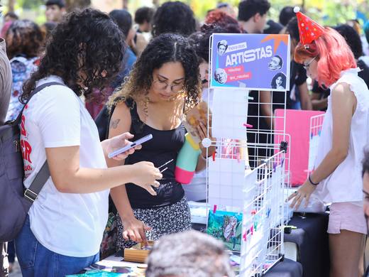 Público circula pelas bancas da Feira dos Artistas