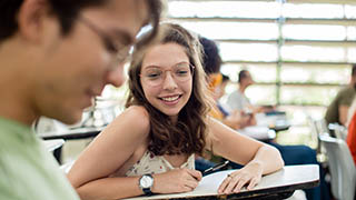 alunos dentro de sala de aula