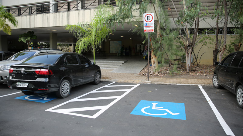 Acessibilidade arquitetônica: vagas de estacionamento para cadeirante.
