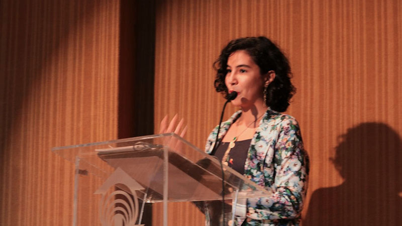A aluna Dâmaris Damasceno, membro do Conselho do Centro de Ciências Jurídicas, explica os objetivos do projeto Adote um Calouro. (Foto: divulgação)