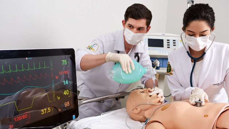 O curso de Medicina da Unifor teve a matriz curricular renovada em 2020, o que representou a atualização do processo de formação dos alunos e a ampliação do percentual de atividades práticas