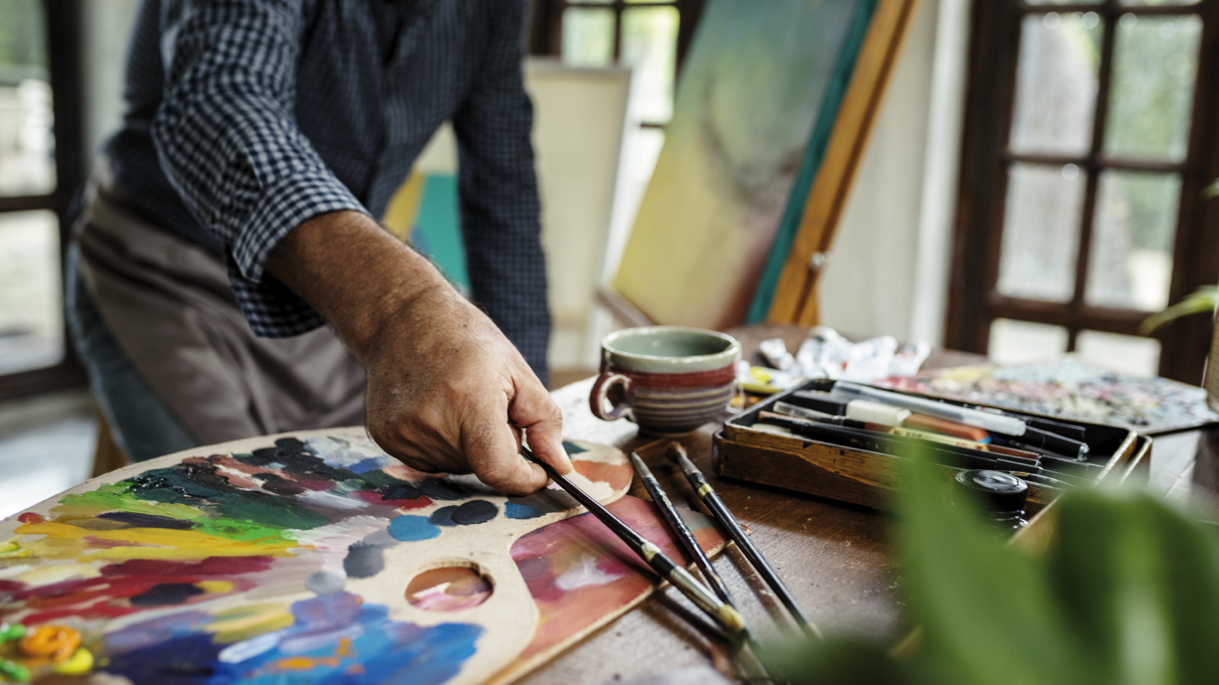 Homem pintando um quadro