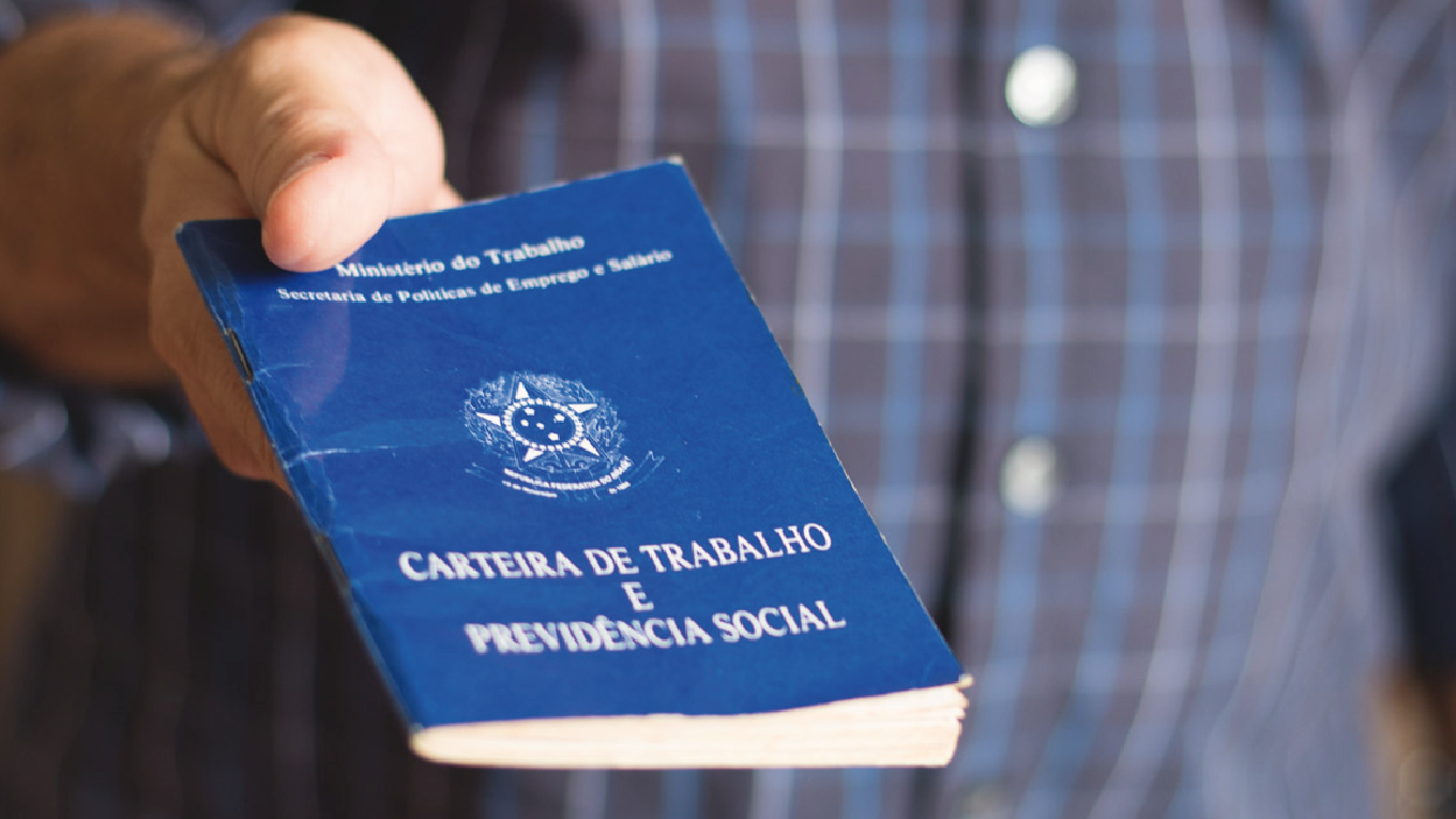Homem segurando carteira de trabalho