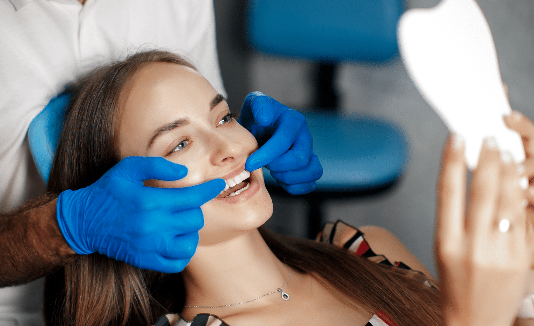 Mulher na clínica dental