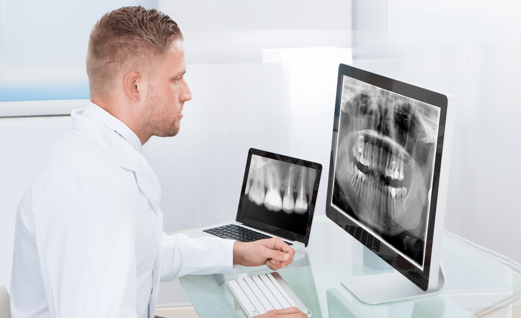 Radiologista olhando um raio-x