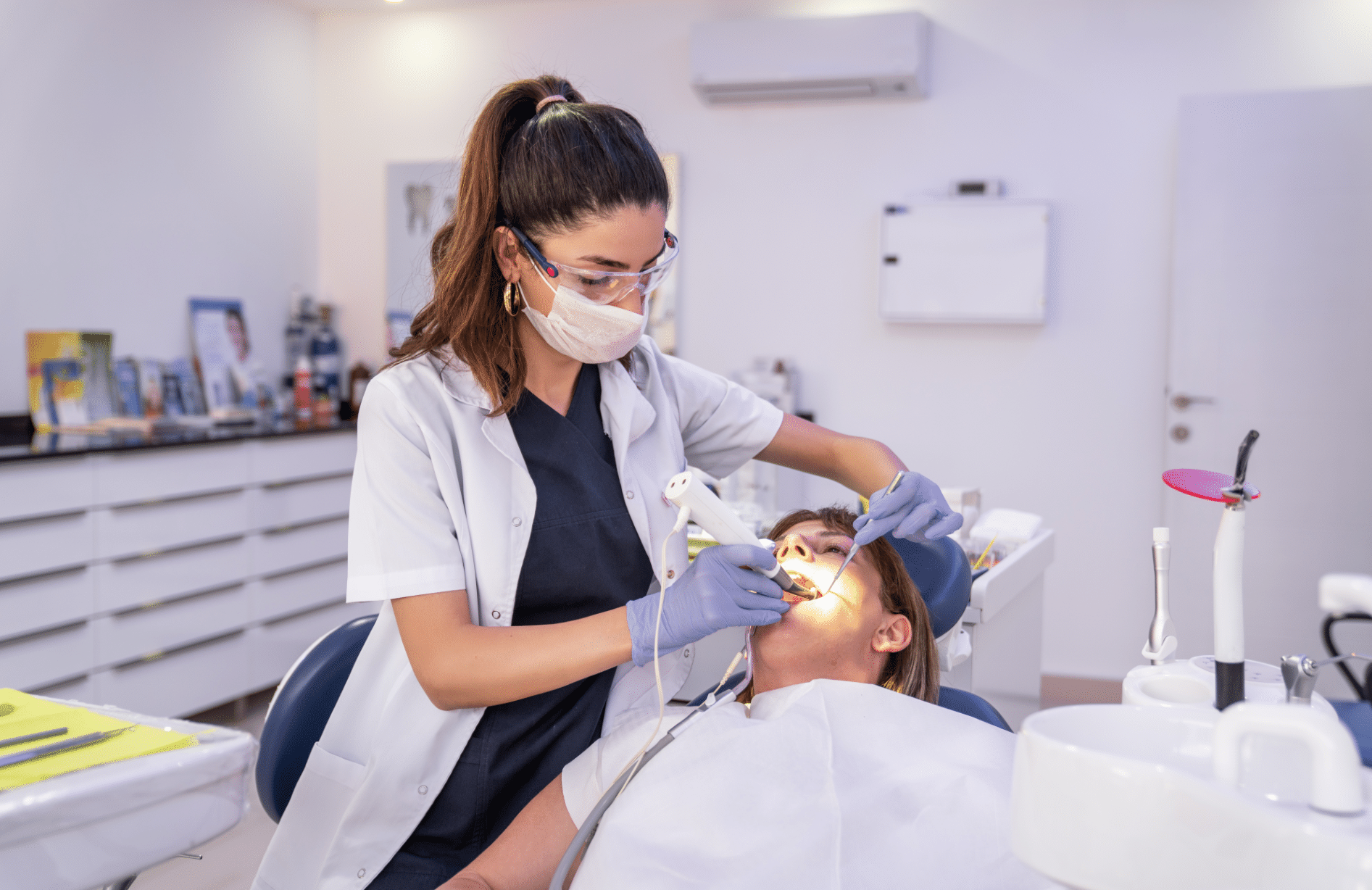 A mulher está começando o tratamento dental em uma clínica odontológica