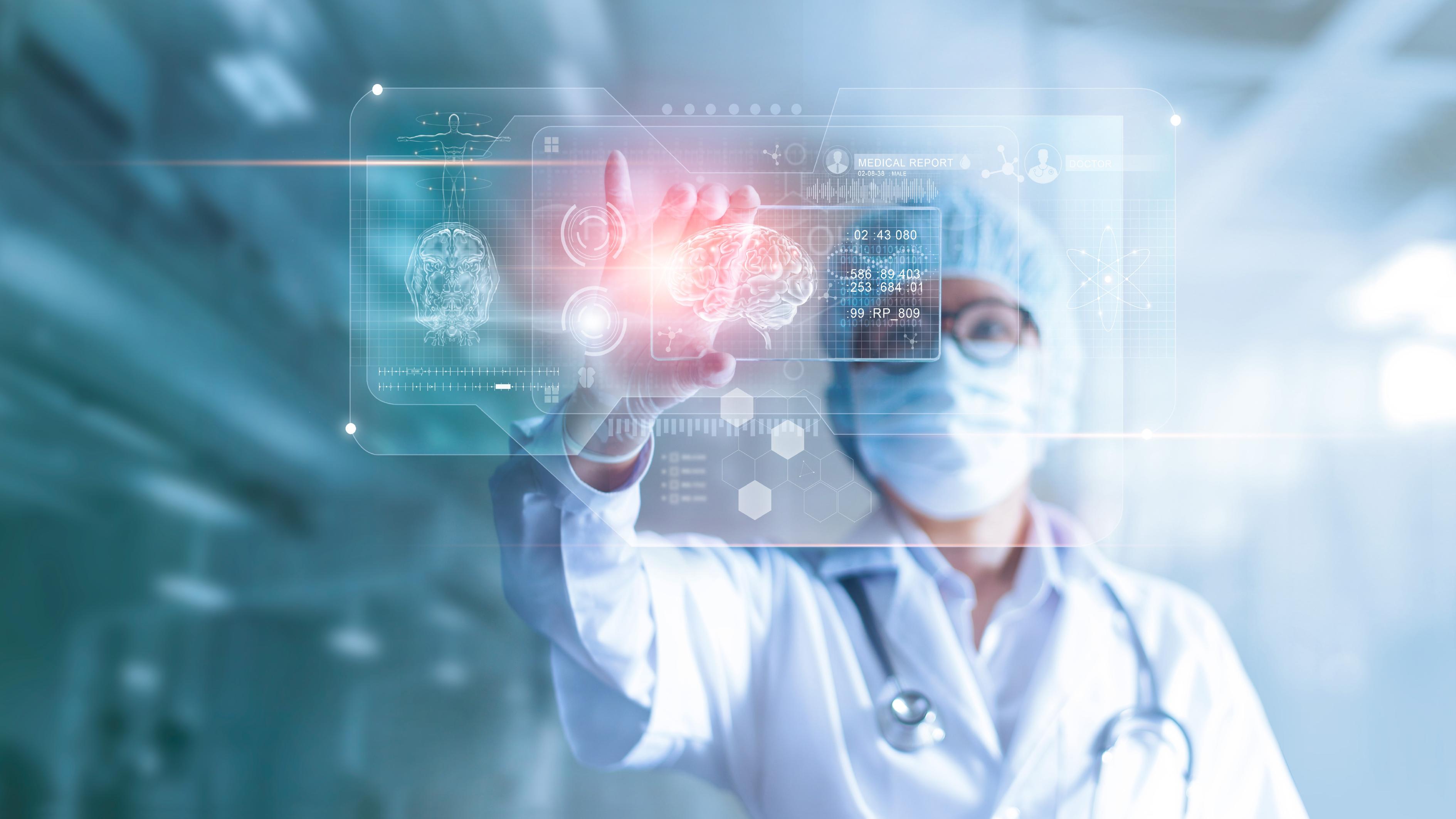 uma médica amplificando uma foto do sistema do corpo humano em um painel transparente