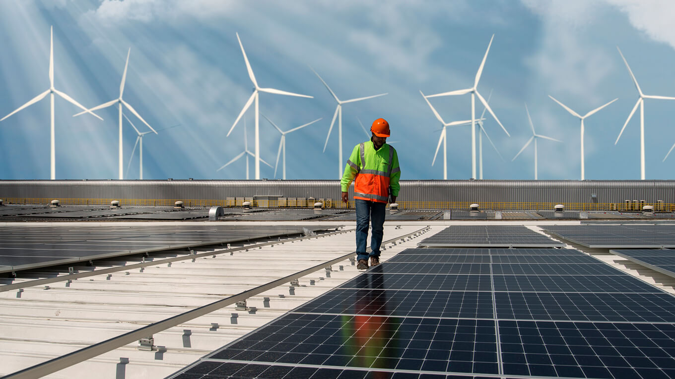 Homem realiza inspeção em placas de energia solar