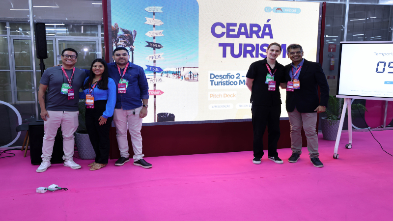 Equipe de alunos responsável pelo desenvolvimento da plataforma Ceará Turismo (Foto: Ares Soares)