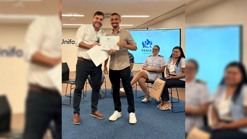 Momento da premiação para Rômulo Alexandre, cofundador e head de estratégia, e Rodrigo Avelino, cofundador e head de Tecnologia (Foto: Arquivo pessoal)