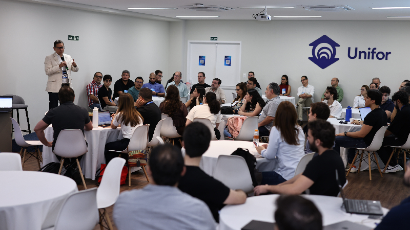 Divididos em equipes, empresários, representantes do setor público e pesquisadores do 	TEC Unifor discutiram temas relacionados à inteligência artificial aplicada à gestão e aos negócios (Foto: Ares Soares)