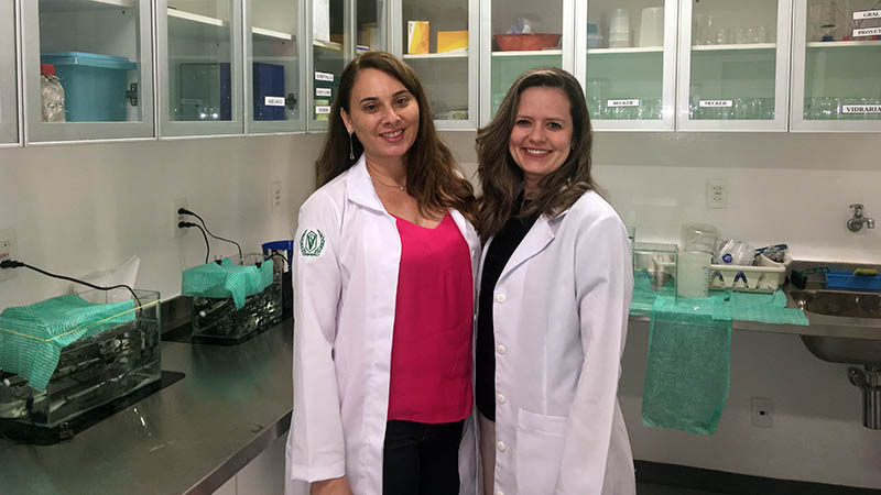 Professoras Adriana Rolim e Wellyda Rocha desenvolveram pesquisa no Núcleo de Biologia Experimental (Nubex) da Unifor (Foto: Ana Carolina Melo/Unifor)