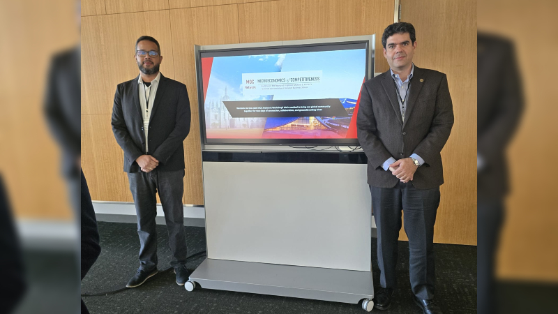 A Unifor esteve representada no evento pelos professores Afonso Lima (à direita), vice-reitor de Pesquisa, e Bruno Lessa (à esquerda), coordenador do Mestrado Profissional em Administração (Imagem: Arquivo Pessoal)