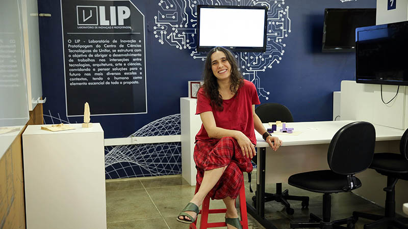 A professora Clarissa Ribeiro chefia o Laboratório de Inovação e Prototipagem (LIP) da Unifor (Foto: Ares Soares)