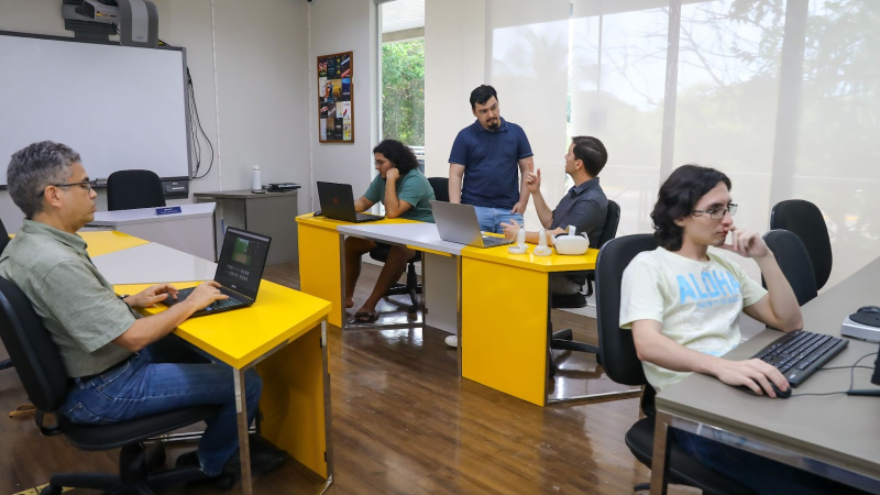 O espaço foi idealizado para possuir tanto estrutura como equipamentos de ponta viabilizando e facilitando o desenvolvimento de trabalhos de impacto (Foto: Julia Donato)