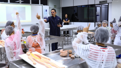 O Projeto Jovem Cientista proporciona uma experiência de aprendizado além do convencional (Foto: Duda Barroso)