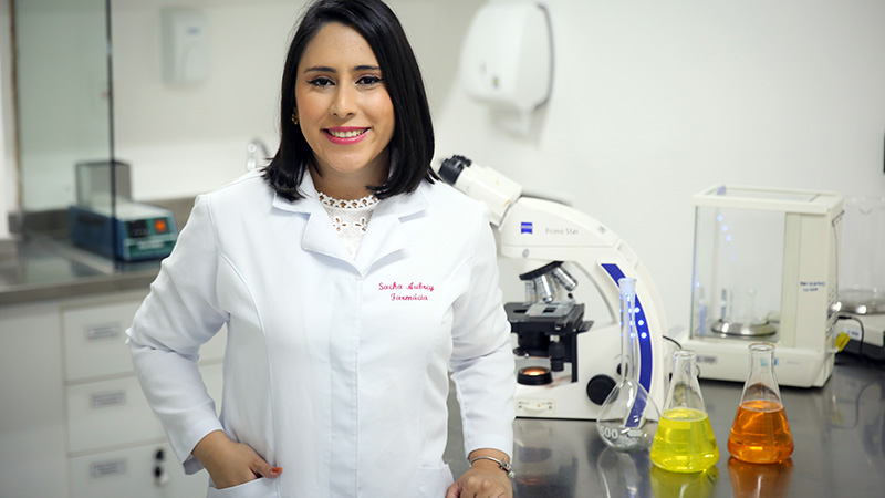 A universitária Sacha Aubrey Alves se dedica à carreira acadêmica em Farmácia (Foto: Ares Soares)