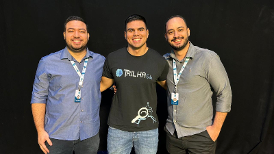 Cofundadores da TrilhaEdu, Eladio Oliveira (CTO), Victor Levi (CEO) e Élio Araújo (CFO) celebram a conquista (Foto: Arquivo pessoal)