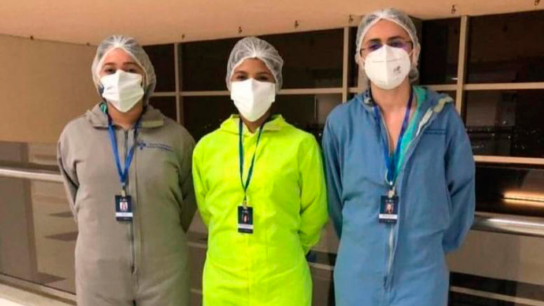 As fisioterapeutas Ingrid Sá e Betina Santos e a enfermeira Rebeca Bandeira (ao centro) capacitaram profissionais da saúde no Amazonas. (Foto: Acervo pessoal/reprodução)