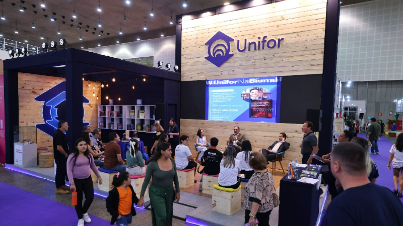 Estande da Unifor na Bienal Internacional do Livro do Ceará de 2025, com espaço dedicado à difusão do conhecimento (Foto: Ares Soares)