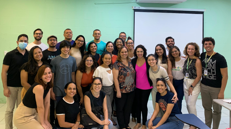 A gestora do CSE, Juliana Pinto, e a editora-chefe da RBPS, Ana Almeida, junto a alunos em palestra na Uece (Foto: Arquivo pessoal)