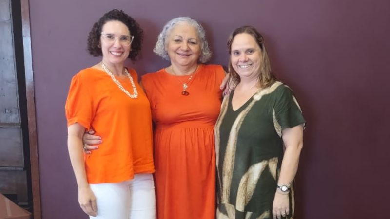 Gestora do CSE, Juliana Pinto; professora convidada da Toronto Metropolitan University e palestrante da Conferência, Margareth Zanchetta; e editora-chefe da RBPS, Ana Almeida (Foto: Arquivo pessoal)