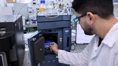 A espectrometria permite analisar o conjunto de proteínas presentes em amostras biológicas, tecidos ou outros fluidos biológicos (Foto: Ares Soares)