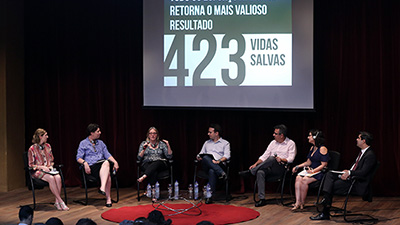 Becky Bavinger, especialista em projetos de segurança viária da Bloomberg Philanthropies, participou de debate no Teatro Celina Queiroz (foto: Ares Soares)