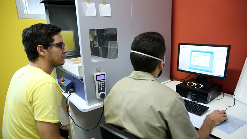 Impressão de projetos 3D no Laboratório de Inovação e Prototipagem da Unifor - LIP (Foto: Ares Soares/Unifor)