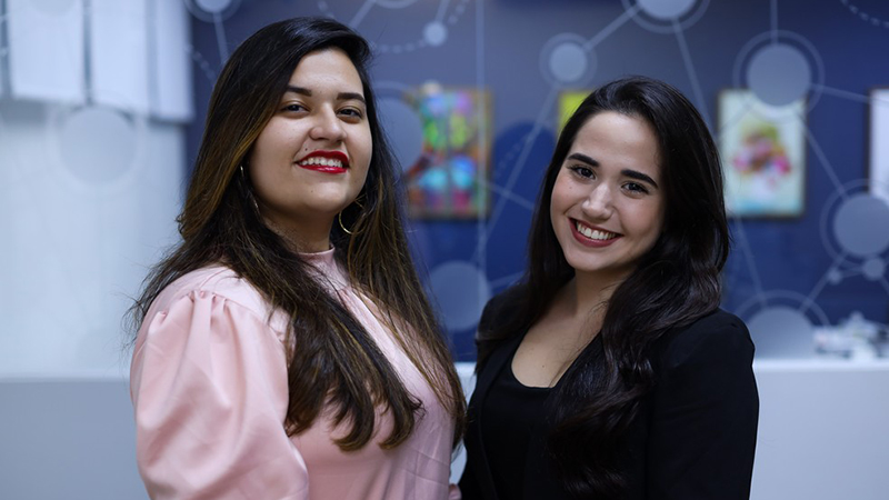 Luiza e Larissa idealizaram a startup durante curso de cirurgia do Programa de Educação Tutorial, no qual simuladores médicos de baixo custo são confeccionados pelos próprios alunos para treinamento cirúrgico. (Foto: Ares Soares)