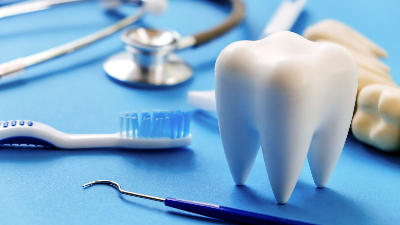 Estudo é pioneiro na avaliação química do desempenho do galato de propila em diferentes concentrações utilizado como agente de pré-tratamento dentinário. (Foto: Getty Images)