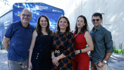 O foco do investimento é a infraestrutura multiusuária, garantindo que os equipamentos não fiquem restritos a um único grupo, mas sirvam como uma plataforma aberta para ICTs e empresas parceiras. Na foto, parte da equipe de pesquisadores do Nubex. (Foto: Marjorie Zaranza)