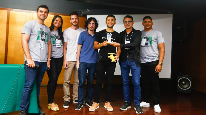 João (ao centro) posa segurando o troféu ao lado da equipe que o ajudou a desenvolver o projeto (Foto: Arquivo pessoal)