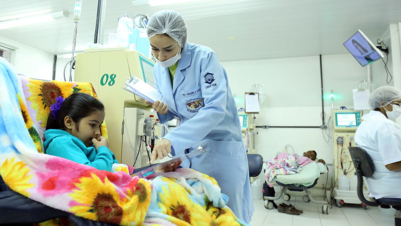 Jovem se submente à hemodiálise no Instituto do Rim. O aplicativo Teen Tx propõe ajudar adolescentes que passaram por transplante de rim a seguir a vida cotidiana (Foto: Ares Soares)