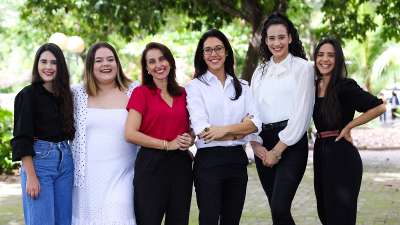 A obra, escrita por docentes e alunas da Unifor, comenta a participação feminina em relações e espaços de poder (Foto: Ares Soares)