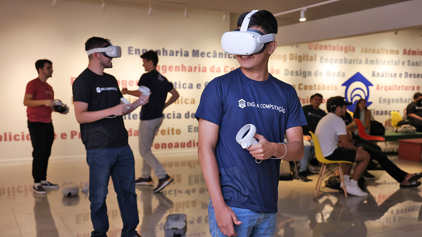 Estudantes testando óculos de realidade aumentada