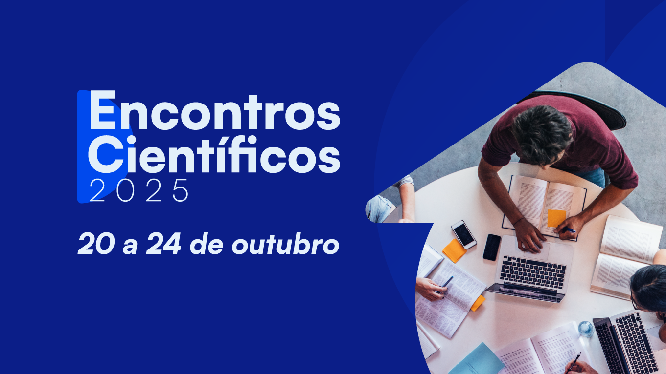 Aluno estudando em uma mesa com notebook em sala de aula