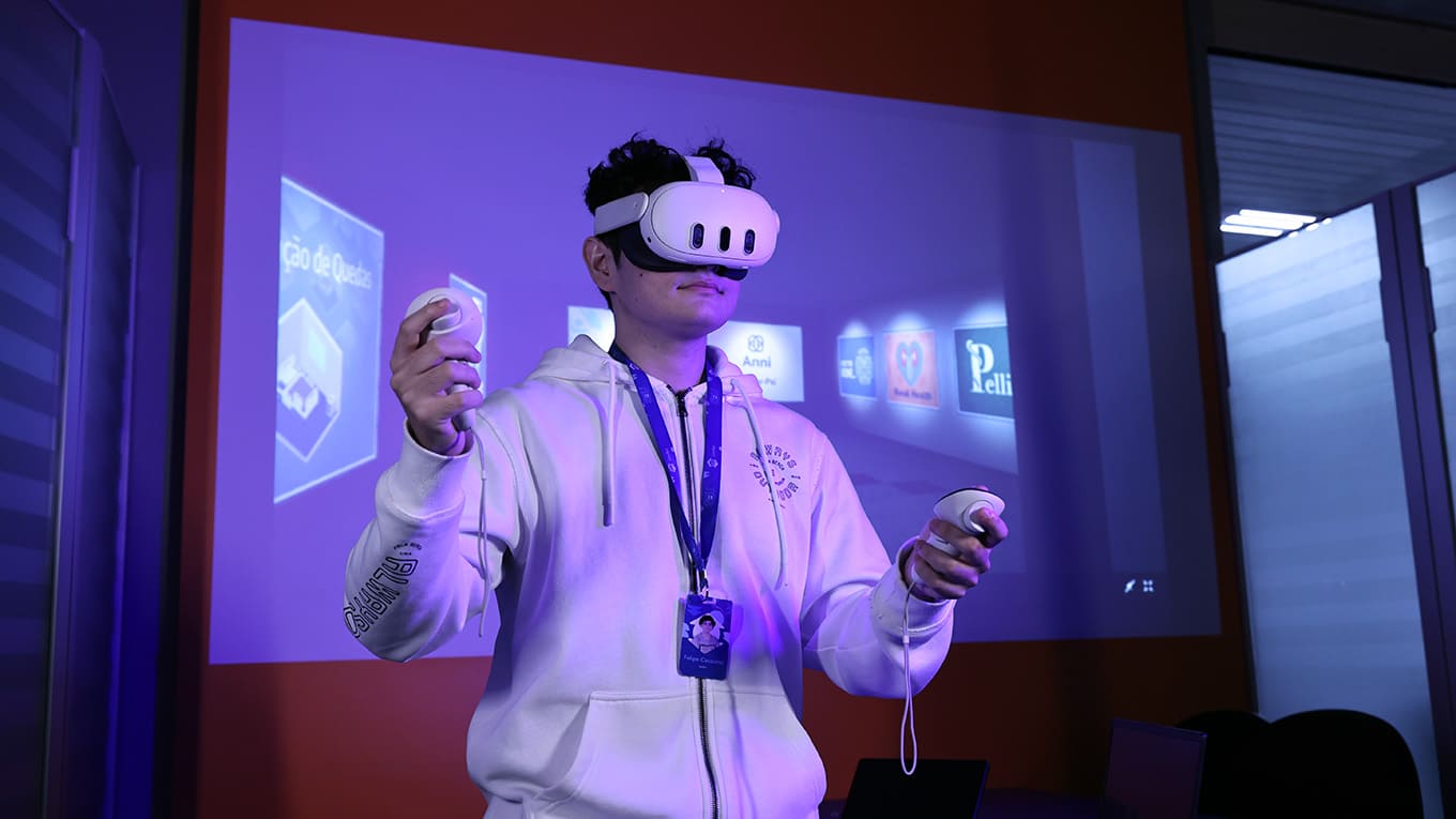 colaborador testando equipamento de realidade virtual no vortex