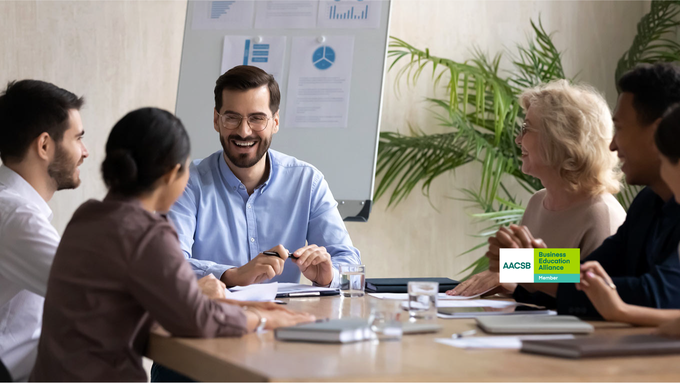 Um profissional apresenta dados empresariais para executivos.