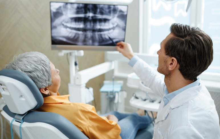 Tratamento médico em clínica odontológica ou consultório odontológico.