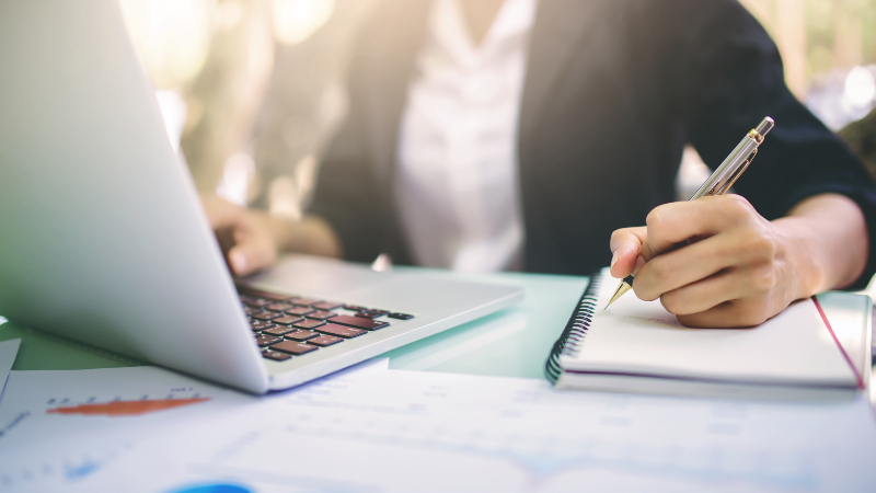 Estão com inscrições abertas diversas formações de educação continuada, de curta duração, tanto na modalidade presencial, quanto online (Foto: Getty Images)