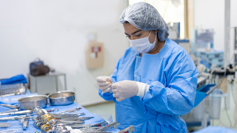Ao longo da formação, os estudantes são estimulados a compreender o papel do enfermeiro diante de recursos tecnológicos. (Foto: Getty Images)