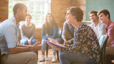 O curso, que acontece de forma presencial, tem duração de 20 meses e equivale a 372 horas de aula (Foto: GettyImages)