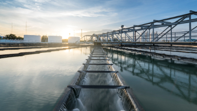 Ao longo do curso, os estudantes irão analisar modelos econômicos e financeiros voltados à sustentabilidade tarifária e à universalização dos serviços (Foto: Getty Images)
