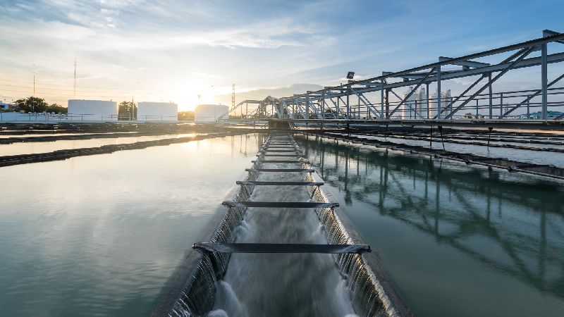 Ao longo do curso, os estudantes irão analisar modelos econômicos e financeiros voltados à sustentabilidade tarifária e à universalização dos serviços (Foto: Getty Images)