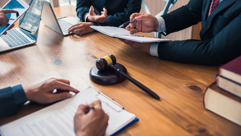 O curso aborda técnicas e ferramentas para a gestão de conflitos na área do Direito como negociação, mediação, conciliação e arbitragem (Foto: Getty Images)