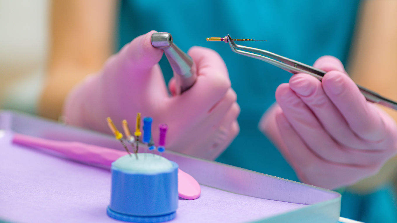 dentista segurando equipamentos